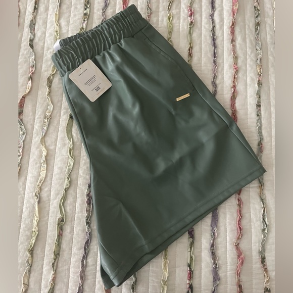 NWT FABLETICS vegan leather green high waisted shorts - Picture 3 of 3